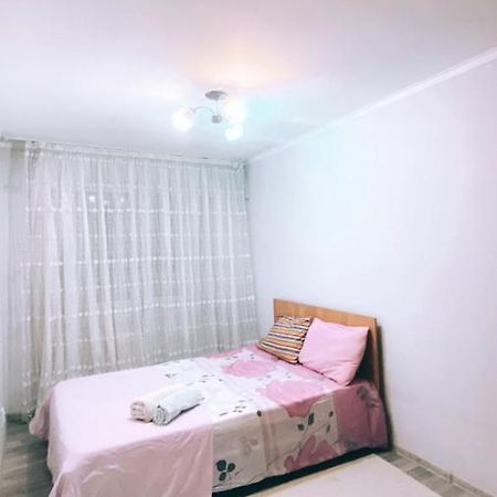 2 Комн Квартира На Новой Площади Leilighet Almaty Eksteriør bilde